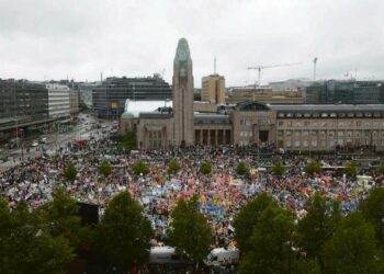 Työntekijäjärjestöjä ympäri maailman järkyttävät Suomen aikeet säätää  työehtojen vähimmäismääräysten sijaan niiden enimmäistasosta. Hallituksen pakkosäästökeinoja vastaan järjestetty mielenosoitus täytti Helsingin Rautatientorin 18. syyskuuta.