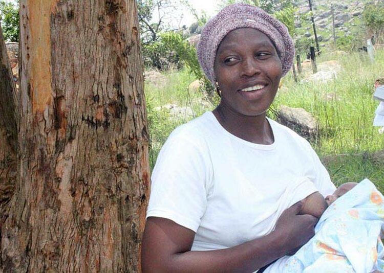 Swazimaalainen Lindiwe Dlamini imettää puolivuotiasta poikavauvaansa.