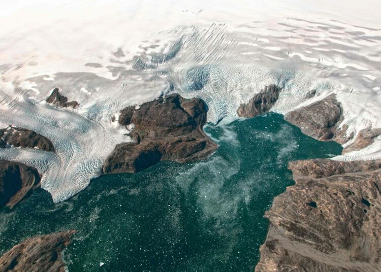 Satelliittikuva vähitellen mereen valuvista jäätiköistä Grönlannin kaakkoisosassa.
