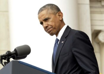 Presidentti Barack Obama puhumassa veteraanien päivän tilaisuudessa Arlingtonin sotilashautausmaalla Virginiassa perjantaina.