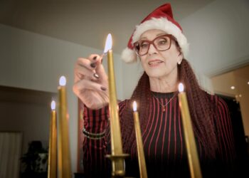 Jouluaattona Aira Samulin rauhoittuu kynttilän valossa. Varsinainen joulujuhla järjestetään Hyrsylän Mutkassa yhdessä suuren perheen kanssa.
