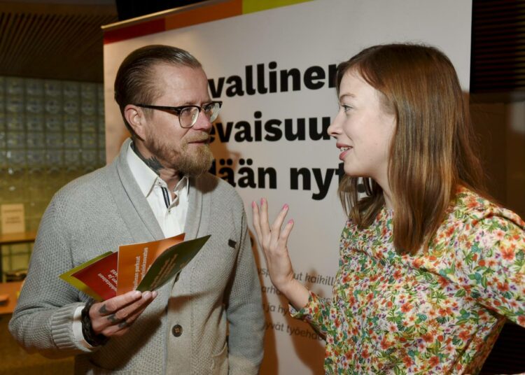 Vasemmistoliiton helsinkiläinen kuntavaaliehdokas Vallu Valpio puheenjohtaja Li Anderssonin kanssa Vasemmisto kuntavaaleissa -tiedotustilaisuudessa Helsingissä 3. helmikuuta.