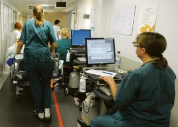 Kirjoittajien mukaan on tärkeää säilyttää terveyspalvelut kohtuullisten etäisyyksien päässä myös pohjoisessa Suomessa.