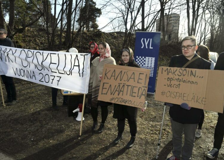 Mielenosoittajia pääministerin virka-asunnon Kesärannan edustalla hallituksen aloittaessa puoliväliriihen.