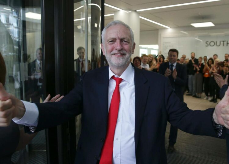 Jeremy Corbyn iloitsi saapuessaan työväenpuolueen päämajaan Lontoossa perjantaina.