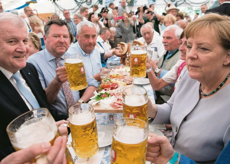 Saksan liittokansleri Angela Merkel nautti vaalikiertueella Münchenissä paikallista Spaten-olutta, joka on kuulunut brasilialaisjohtoisen panimojätti AB InBevin omistukseen vuodesta 2008.