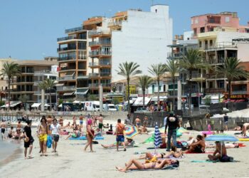 Kirjoittajan mukaan vanha sanonta ”matkailu avartaa” ei näytä pitävän aukottomasti paikkaansa, Turisteja Palma de Mallorcalla.