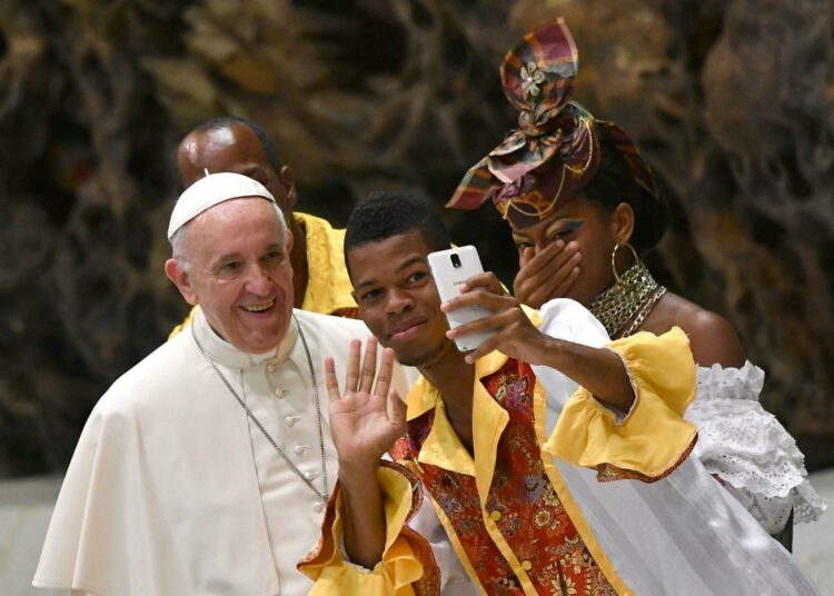 Paavi Fransiscus viikottaisella vastaanotollaan Vatikaanissa.