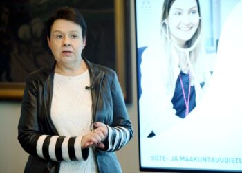 Sosiaali- ja terveysministeriön ylijohtaja Kirsi Varhila esitteli valinnanvapauslain luonnosta Helsingissä 19. lokakuuta. Se lähetettiin lausuntokierrokselle perjantaina.