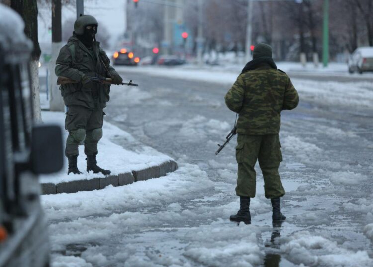 Sotilaat vartioivat hallintorakennuksia kapinallisten hallitsemassa Luhanskissa keskiviikkona 22.11. sen jälkeen, kun ”kansantasavallan” johdon valtataistelu päättyi sen johtajan Igor Plotnitskin eroon ”terveyssyistä”.