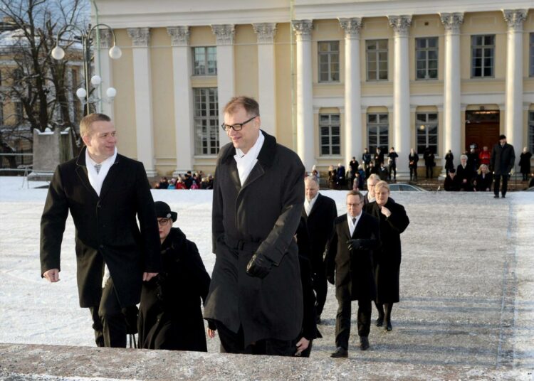 Pääministeri Juha Sipilä johdatti hallituksensa itsenäisyyspäivän ekumeeniseen 100-vuotisjuhlajumalanpalvelukseen Helsingin tuomiokirkossa 6. joulukuuta. Juhlan jälkeen on vuorossa arki, jossa valinnanvapauslaista sataa murska-arvioita.