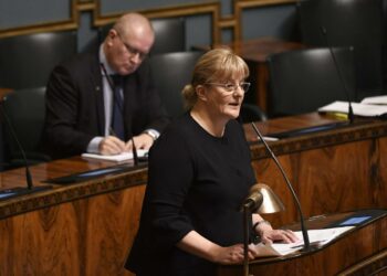 Sosiaali- ja terveysministeri Pirkko Mattila otti aktiivimalliin kantaa eduskunnassa 11.12.