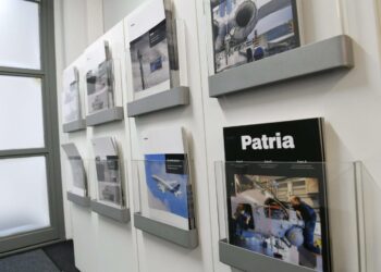 Patria esitteli yhtiön esitteitä tiedotustilaisuudessa helmikuussa.