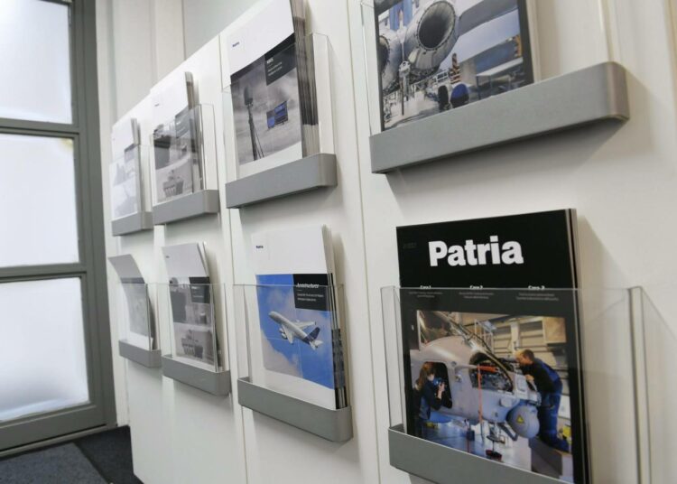 Patria esitteli yhtiön esitteitä tiedotustilaisuudessa helmikuussa.