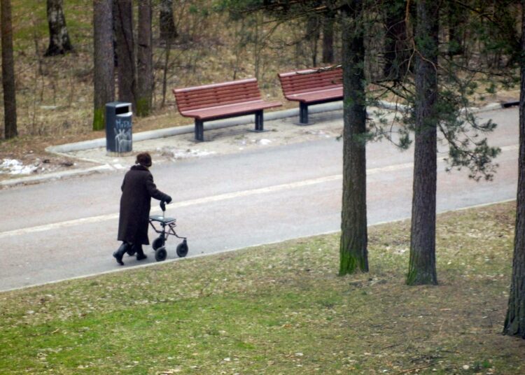 Maahanmuuttajat, vammaiset ja ikääntyneet ovat yliedustettuina yksinäisten joukossa. Suurin yliedustus on naisilla.