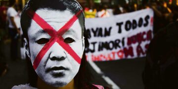 Perulaiset pukeutuivat Alberto Fujimori -naamareihin armahduksen vastaisissa mielenosoituksissa. Aasialaistaustaisia ihmisiä nimitetään yleisesti kiinalaisiksi, tästä lempinimi ”El Chino”.