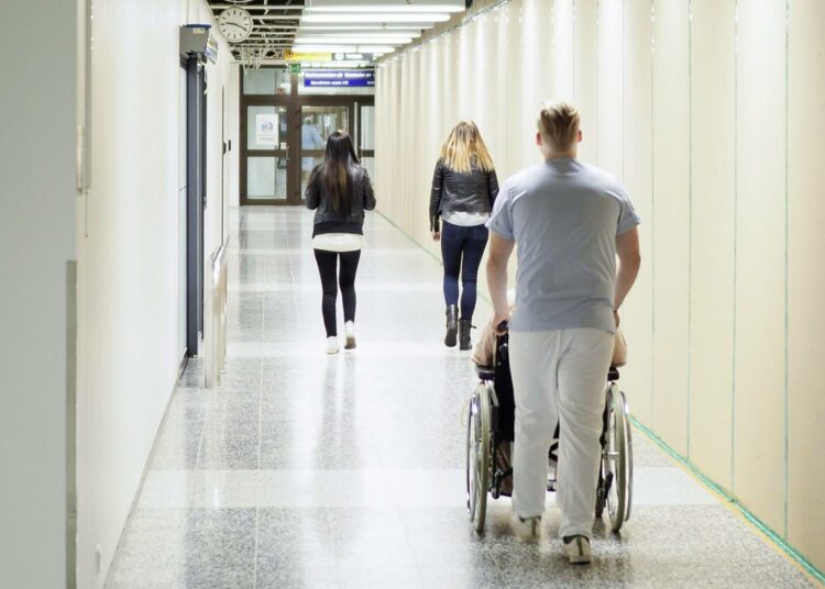Valtaosa maakuntien sotepalvelujen kustannuksista on henkilöstökustannuksia. Kuva on Seinäjoen keskussairaalasta.