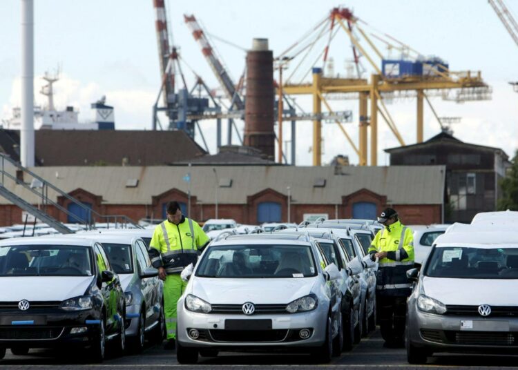 Autotullit ovat yksi kauppasodan aseista. Kuvan autoja lastataan laivoihin Bremenhavenissa Saksassa.