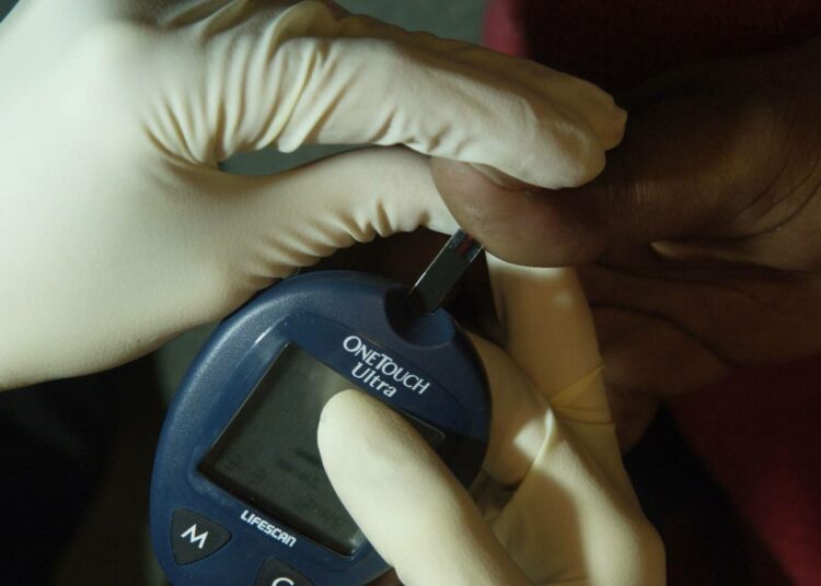 Potilaslain mukaan potilasta on hoidettava yhteisymmärryksessä tämän kanssa. Tyypin 2 diabeteksen mittausliuskojen rajoituksessa näin ei kaikkialla menetelty.