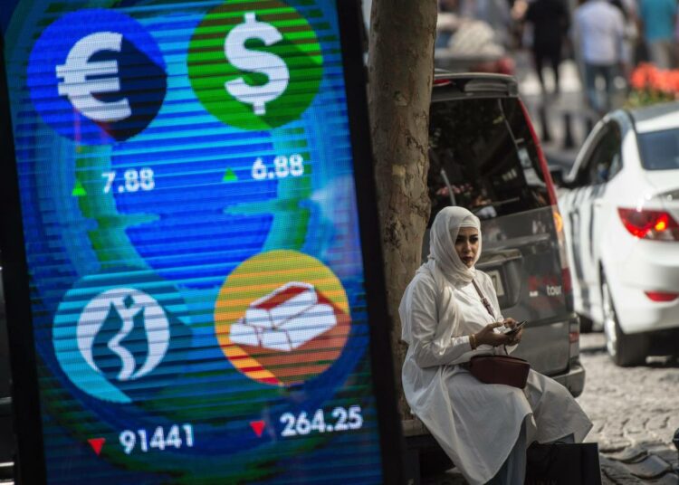 Turkin liiran arvo on nopeasti pudonnut tärkeimpiin valuuttoihin kuten dollariin ja euroon verrattuna.
