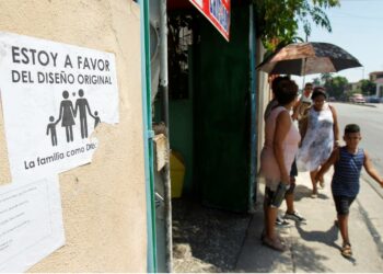 Kuuban perustuslakiehdotukseen sisältyvän tasa-arvoisen avioliitto-oikeuden vastustajat julistavat kannattavansa avioliiton ”alkuperäistä mallia”.