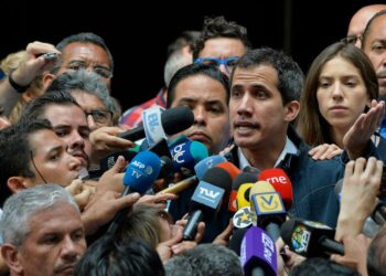 Väliaikaiseksi presidentiksi julistautunut Juan Guaidó puhumassa medialla Caracasissa sunnuntaina.