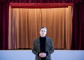 Näyttelynsä pääteokseksi Joel Karppanen on nimennyt lyhytdokumenttielokuvan Alhaisolauluja. Sen nimi on peräisin työläisrunoilija Kössi Kaatralta.