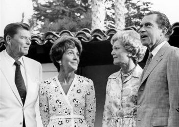 Ronald Reagan, Nancy Reagan, Patricia Nixon ja Richard Nixon vuonna 1970 otetussa kuvassa.