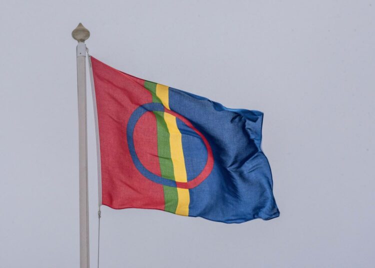 Saamelaisten kansallispäivää – pohjoissaameksi Sámi álbmotbeaivi, inarinsaameksi Säämi aalmugpeivi ja koltansaameksi Saa´mi meersažpei´vv – vietetään 6. helmikuuta. Saamen lippu virallistettiin vuonna 1986.