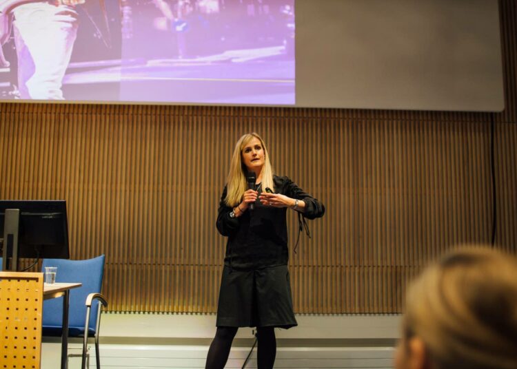 Katherine Trebeck puhui Suomessa sosiaalialan kattojärjestön Sosten tapahtumassa.