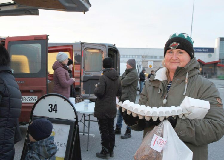 Susanne Tuunanen kävi hakemassa 30 kappaleen munakennon.