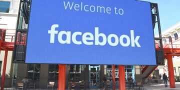 Tervetuloa Facebookiin, toivottaa valtava opastenäyttö yhtiön pääkonttorin edessä.