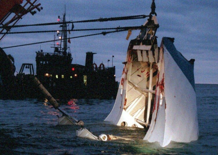 Autolautta Estonian uppoamisen syy oli aluksen keulaportin irtoaminen. Uudessa dokumentissa kerrotaan sen kyljessä olevasta suuresta reiästä.