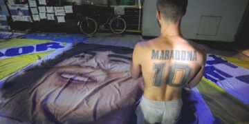 Maradonan kannattajia kokoontui sairaalan ulkopuolelle odottamaan uutisia legendan aivoleikkauksesta marraskuun alkupuolella.