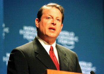 Al Gore myönsi tappionsa viisi viikkoa vaalien jälkeen.