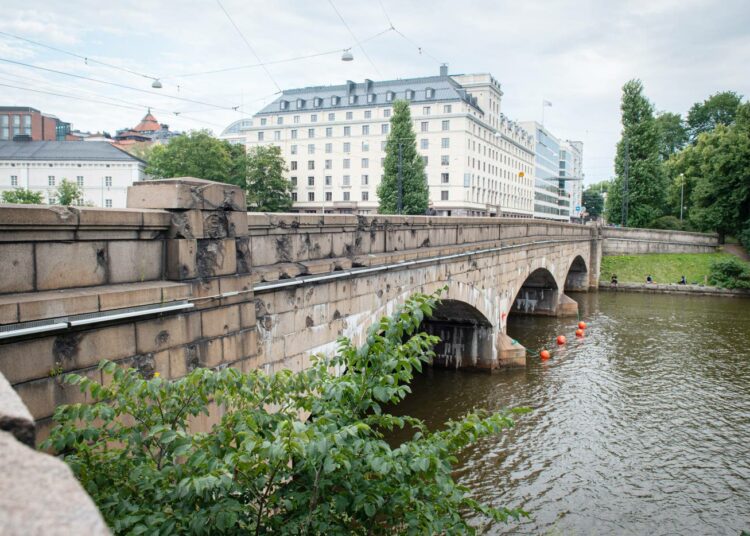 Pitkäsilta on ammuksin merkitty.