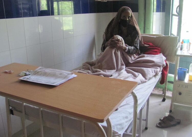 Iäkäs tuberkuloosipotilas Srinagarin keuhkosairaalassa Kashmirissa.