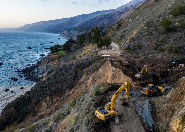 Pätkä Tyynenmeren rannalla kulkevaa valtatietä romahti tammikuussa Kaliforniassa.