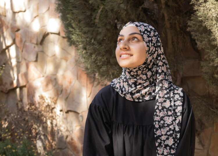 – Olen kuullut, että naistoimittajien keskuudessa ei suosita hijabin käyttöä tietynlaisten töiden kohdalla. Työn saamisen ehtona saattaa olla, että huivia ei töissä saa käyttää. Työ jäi opiskelutoveriltani saamatta, koska hän ei suostunut ottamaan huivia pois, Layaly Amro kertoo.