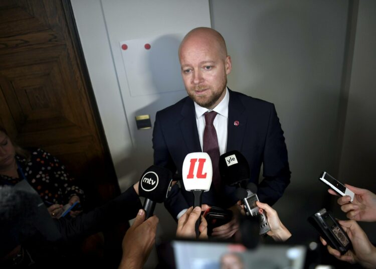 Jussi Saramo antoi toimittajille lausuntoja torstaina vasemmistoliiton eduskuntaryhmän kokouksen jälkeen.