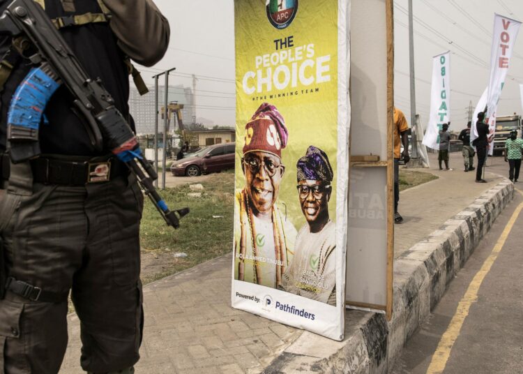 APC-puolueen ehdokkaan Bola Tinubun vaalijuliste Nigerian suurimmassa kaupungissa Lagosissa.