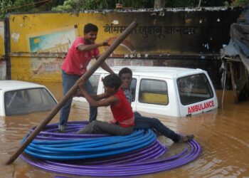 Monsuunisateet aiheuttavat yhä enemmän tulvia Intian kaupungeissa. Himalajan alarinteillä on tänä kesänä koettu myös tavallista useampia tuhoisia maanvyöryjä.