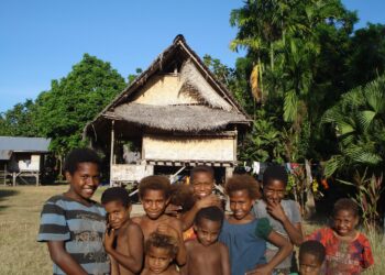 Papua-Uudessa-Guineassa yritetään nostaa syntyneiden lasten rekisteröimistä mahdollisuudella hoitaa rekisteröinti älypuhelimella. Syntymätodistus suojaa lasta hyväksikäytöltä.