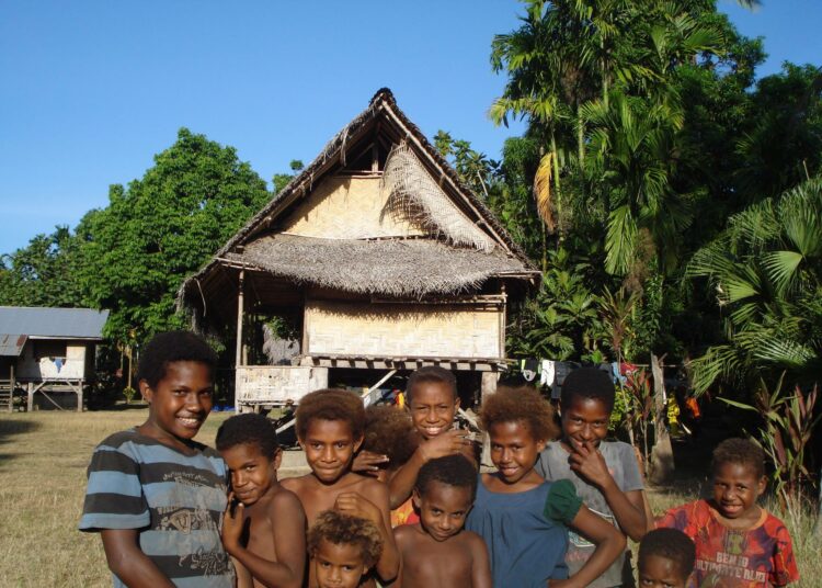 Papua-Uudessa-Guineassa yritetään nostaa syntyneiden lasten rekisteröimistä mahdollisuudella hoitaa rekisteröinti älypuhelimella. Syntymätodistus suojaa lasta hyväksikäytöltä.