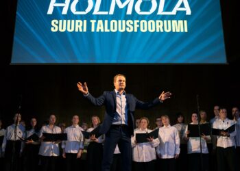Hölmölä – suuri talousfoorumi esitettiin entisen Kauppakorkeakoulun juhlasalissa. Kuvassa Juho Uusitalo ja kuoro.