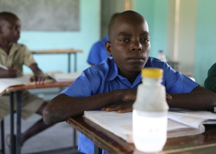 Nickson Zhuwayo lukee läksyt ja tekee kotitehtävät kotonaan lyhdyn valossa. Koulupäivän aikana hän saa sen akun ladattua koulussa.