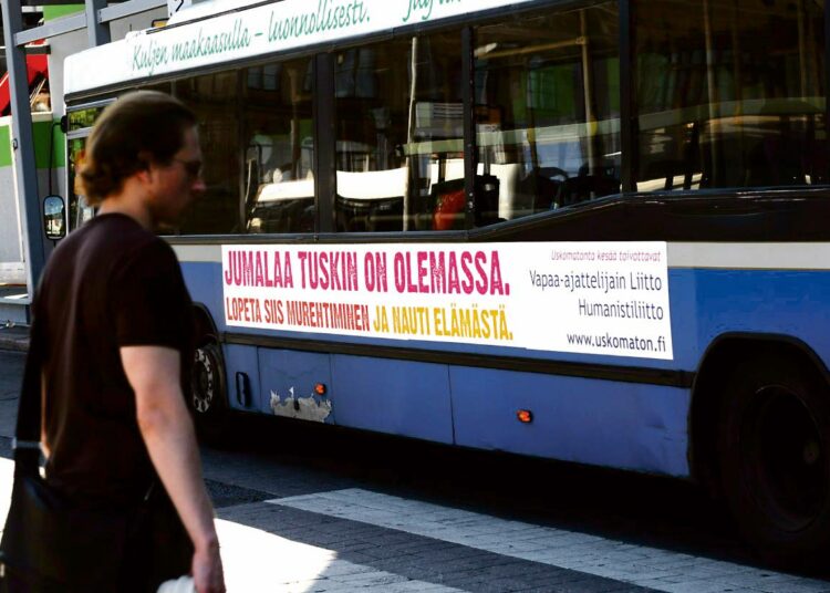 Vapaa-ajattelijoiden mainos kelpasi helsinkiläisbussiin muttei Turkuun.
