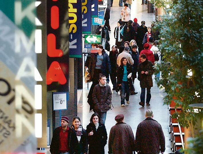 On älytöntä suosia vain suuria kauppakeskuksia, sanoo kirjoittaja. Onko keskittämiskehityksellä yhteys vaalirahoihin?