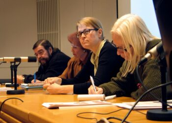 Keskustelutilaisuuden paneelikeskusteluun osallistuivat valtuutetut Pekka Saarnio, Tea Vikstedt ja Kati Peltola sekä YTV:n pitkäaikainen  hallituksen jäsen Marjatta Vasara.