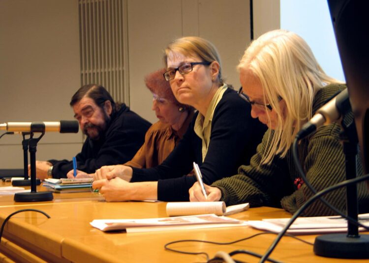 Keskustelutilaisuuden paneelikeskusteluun osallistuivat valtuutetut Pekka Saarnio, Tea Vikstedt ja Kati Peltola sekä YTV:n pitkäaikainen  hallituksen jäsen Marjatta Vasara.